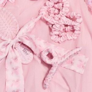 LoveShackFancy X Goody Fabric Wrap Claw
Clip - Rosa Beaux